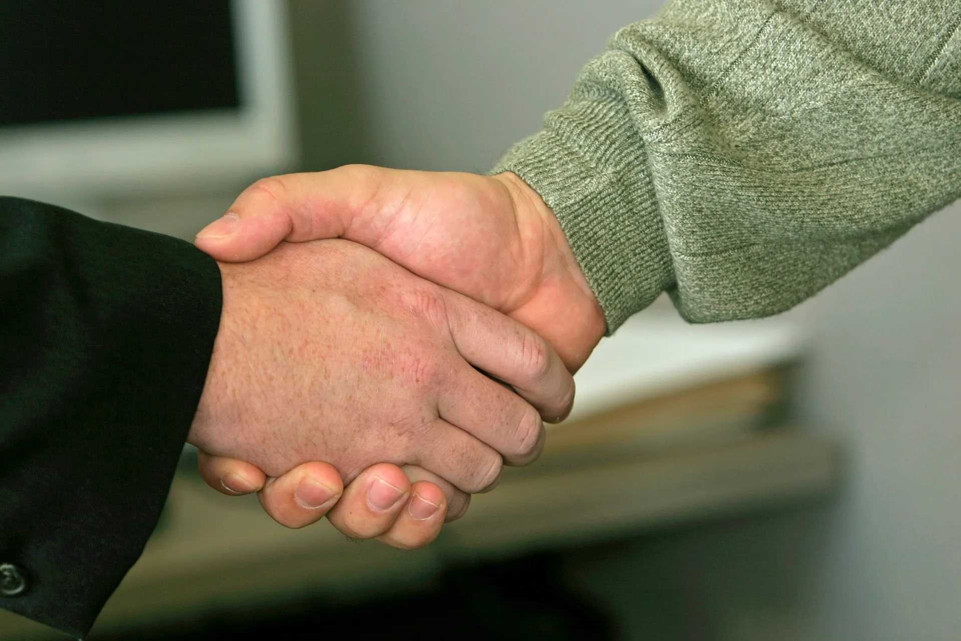 technician shaking hands with homeowner - new ac installation houston